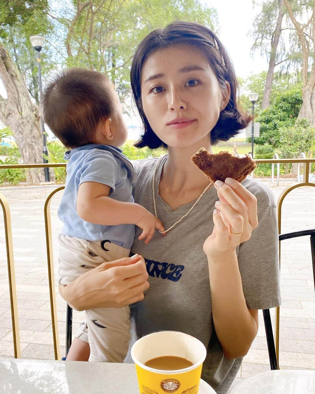 鈴木ちなみのインスタグラム：「🍞☕️  カヤトーストにミルクティーの組み合わせが たまりません🤤！  色々なカヤトーストのお店がありますが old townは初めて行きました🍁  トーストが薄くサクッと焼いてあって、、、 と書こうと思ったけど カヤトーストって基本そうですよね？笑🤣 他店と味を比べられるくらい 詳しくなりたい。。。👼🏻✨」