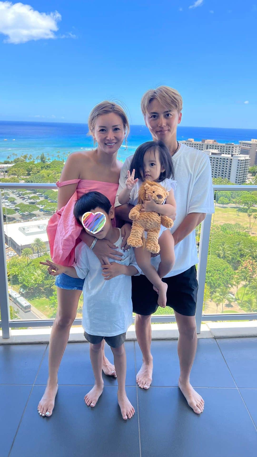 のインスタグラム：「週末は @ritzcarltonwaikikijp にステイケーション🌴🏨💖 ビューも最高で金曜日の花火も観れた😍🎆✨✨ 過ごしやすくて綺麗なお部屋で子供たちも大満足😆🌺 ファミリーにめちゃおすすめです🙆‍♀️💓💕  #RitzCarltonWaikiki #RCMemories #リッツカールトンワイキキ #ハワイ #子連れ旅行 #福王寺fam」