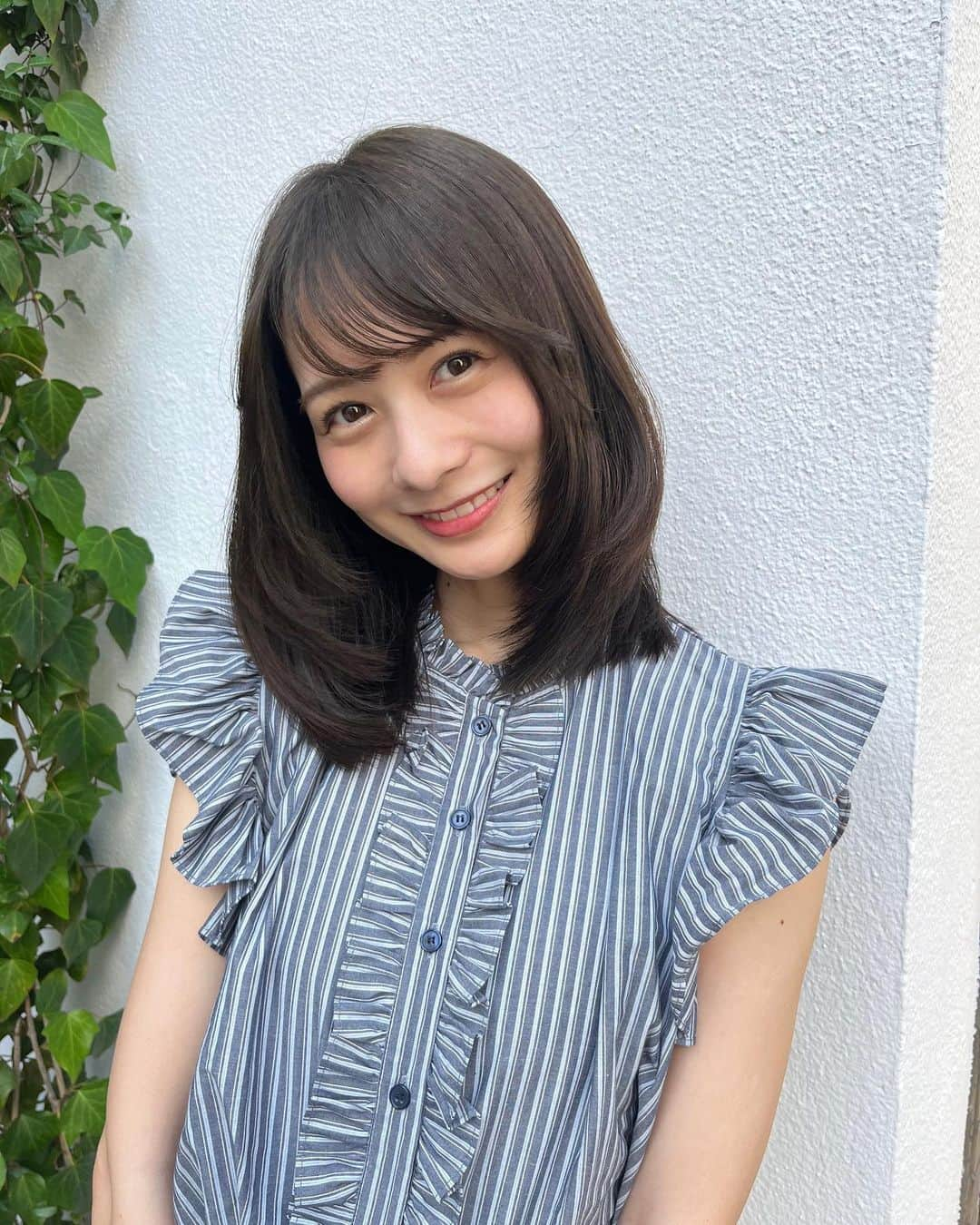 高見侑里さんのインスタグラム写真 - (高見侑里Instagram)「◡̈♥︎ 少し明るくなってきたので、落ち着いた髪色にしていただきました✨  HARUNAさんに提案していただいた首傾げポーズ🤭  あと最近久しぶりにお肌のお手入れをしていただいて、同じサロンでまつげパーマと、あとは眉毛のスタイリングもしていただきました😳🤍  髪もお肌もまつ毛も眉毛も、こうして整えていただくと気持ちも整います✨」7月24日 15時17分 - yuri_takami_official