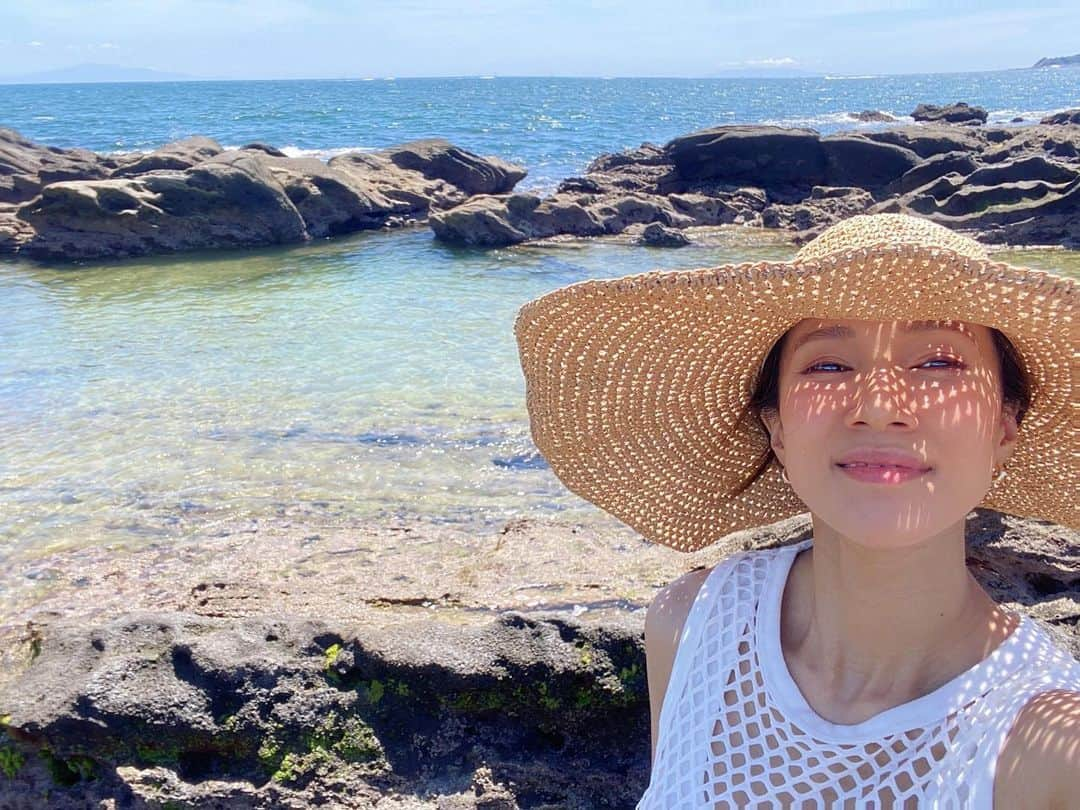 SAYのインスタグラム：「君と競い合うように遊ぶ夏をあと何回過ごせるだろう🌻  夏が来るたび少しずつ大人になっていくのを感じているからね。  日焼けした肌のヒリヒリを一緒に『いってー！』って笑えるのは超超幸せな事かもなーって思うんだ。  今年もとことん付き合うよ🍉🎣🏝⛵️🐠🏄‍♀️🏕」