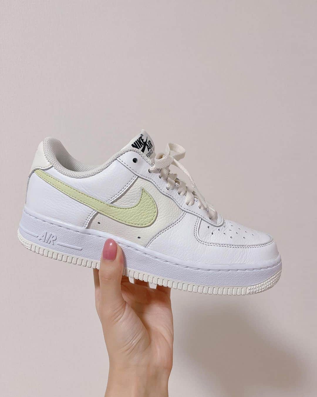 岩佐美咲のインスタグラム：「👟♡♡  　　　　　　　　　　　　　　　　　　　 　　　　　　　　　　　　　　　　　　　 #ナイキ #ナイキスニーカー #スニーカー #白スニーカー #靴 #エアフォース1 #nike #sneakers #sneaker #airforce1 #ootd #ブルーハムハム #bluehamham #zara #ザラ #スニーカー女子」