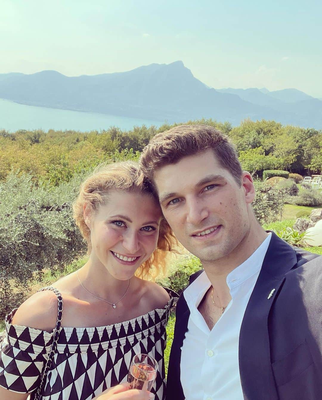 カロリーナ・モスケーニのインスタグラム：「About last weekend 🥰  Let’s celebrate love ❤️ #loveyou #wedding #youandi #gardalakeitaly #lifewithsmile」