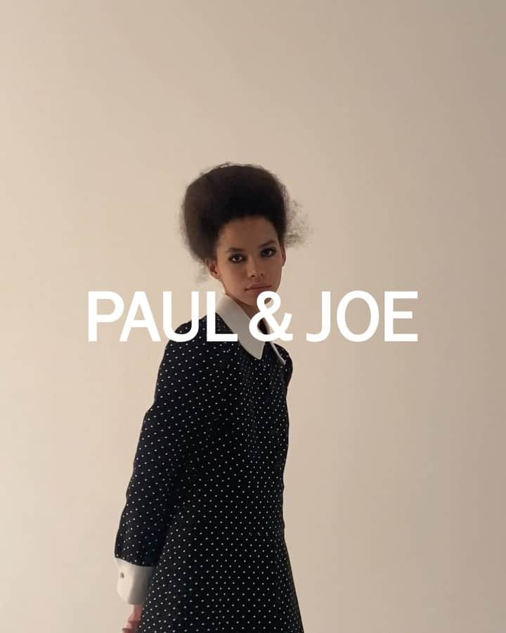 ポール&ジョーのインスタグラム：「New Fall 22 collection, online now.   Discover a durable and functional wardrobe with a luxury that is as modest as it is nonchalant.   Creative direction @sosopaulandjoe Styling @leithclark Photography @esther_theaker  Hair @neilmoodie Make up @janeen.e.witherspoon  Casting @cm.casting  Production @lucywatsonproductions   #paulandjoe #fashion #minimal #ootdfashion #fashiontrends #sustainablefashion #luxury」