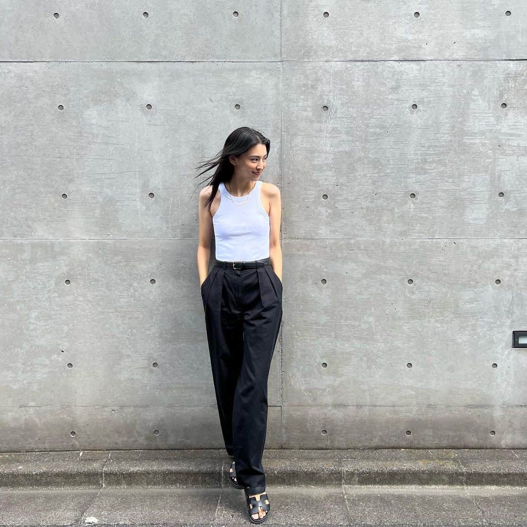 申真衣のインスタグラム：「34℃🥵  top @toteme  pants & belt @therow  sandals @hermes necklace @cartier」