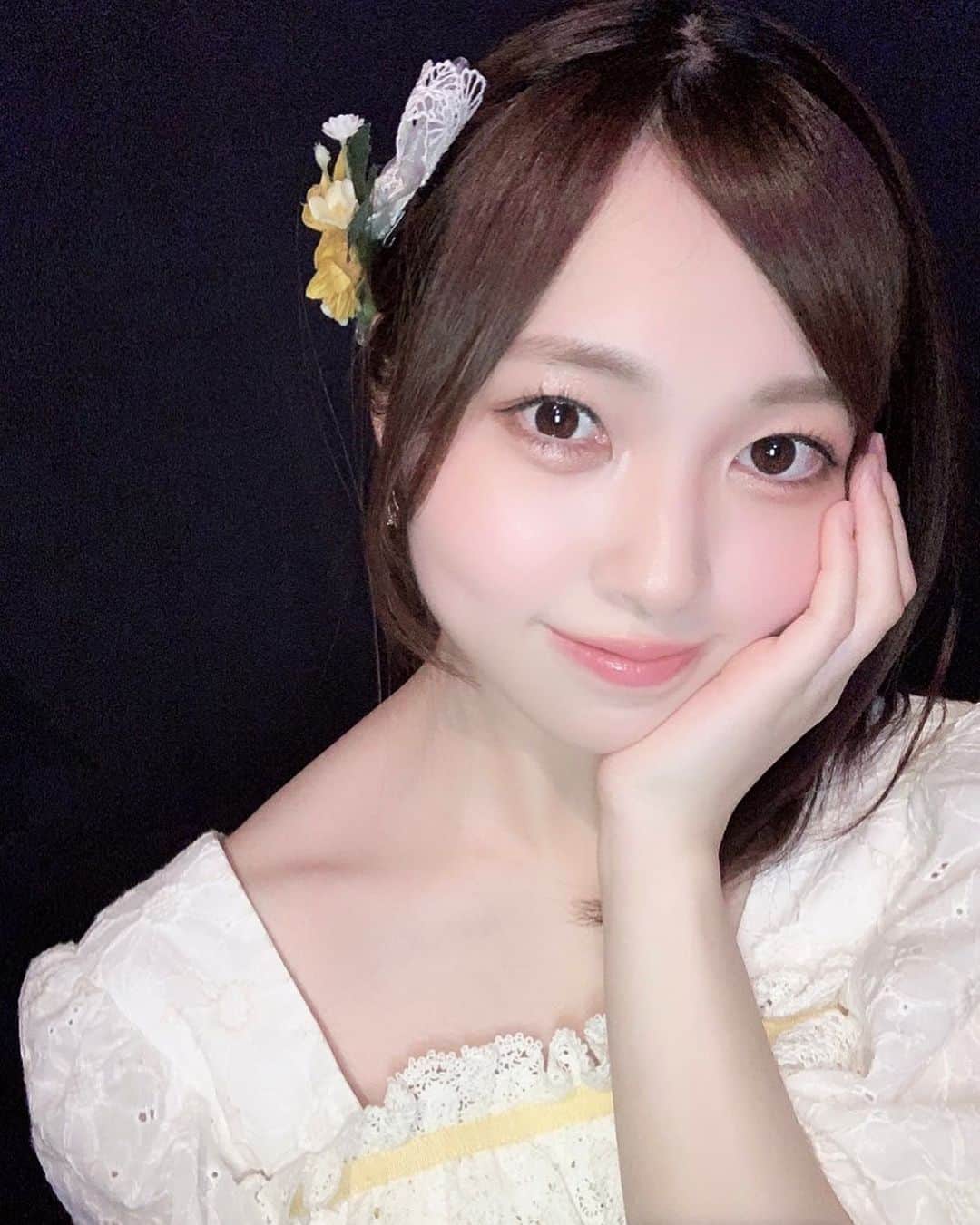 山内祐奈のインスタグラム：「🌻 フラッシュで撮ったら いい感じに明るくなったよ📸💗」