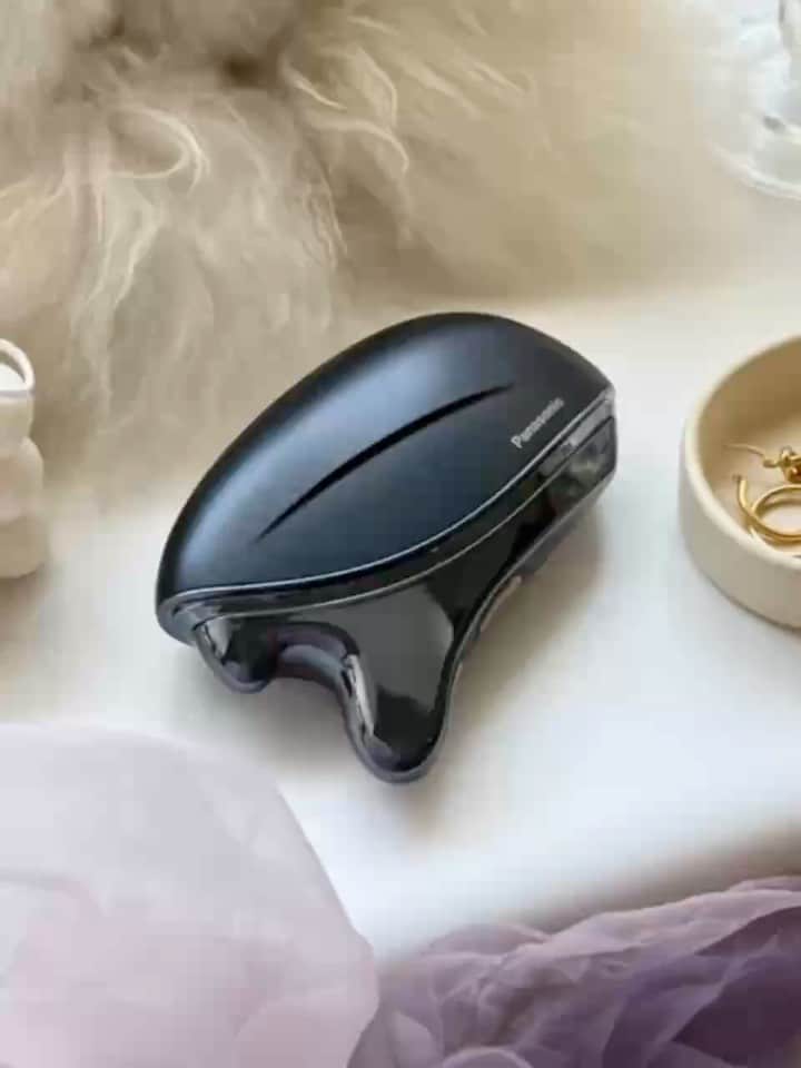 目見田早弥子のインスタグラム：「Panasonicから7/1に発売された バイタリフト かっさ、かなりすごいです❕ 先日の発表会で田中みな実さんが絶賛されていたので 使うのめちゃくちゃ楽しみだったのですが、本当にすごい! こんなにコンパクトなのに EMSがパワフルで顔の筋肉がすごくしっかり動くんです✨ 流れを簡単に動画にしたので 筋肉の動き方等参考にしてみてください♡ (使いはじめは「レベル1」から使用するのがおすすめです。 私は習慣になっているので「レベル4」から🌿) お顔と同じパワーで首〜肩に当てたら 大爆笑してる時くらい肩が上下に揺れて(筋肉が動いて) 笑ってしまった😂😂 首〜肩はお顔より小さめのパワーがおススメです（笑） 今までEMSの機械はお顔もボディも使ったことあるけど このバイタリフト かっさは 当ててない部分まで広範囲に筋肉が動いてるのがわかる💡 だけどEMSならではのチクチクとした刺激は少なめ🫶🏻 今回動画では専用のジェルを使用しましたが もちろんお手持ちの化粧品でも使えます◎ ※オイル・スクラブ系や温感効果や脂肪燃焼系ジェルなどはNG そして防水なのでお風呂でも使えて 本体の丸洗いも可能なので衛生的✨ (入浴中使用する時はお湯に浸かっていないお肌に使えます!) お顔やデコルテだけでなく二の腕やボディまで使えますよ🫧 温感モードで美肌トリートメントもできて これがすごく気持ちよくてリラックスタイムにピッタリです🌟 EMSは引き締まり感や化粧ノリの良さがupするので メイク前に使うととっても良いと思います🦋🤍  #パナソニックビューティ#パナソニックビューティ美容部#美容家電#パナソニックビューティ社外美容部#美容#beauty#PanasonicBeauty#バイタリフトかっさ#テクノロジーで確かな効果を#美顔器#リフトケア#EMS」