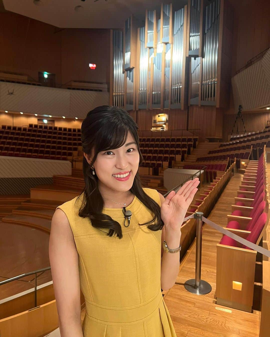 竹内里奈さんのインスタグラム写真 - (竹内里奈Instagram)「🎹 本日も生演奏・生配信終了しました✨✨ なんと素敵な音色だったんでしょう♡ ・ バッハづくしで、たっぷりバッハの音楽とパイプオルガンの美しいバラエティ豊かな音色を堪能させてもらいました😆 ・ そして、写真で見ると改めて、ミューザのパイプオルガンとーーっても大きくて立派！！！✨✨ ・ ・ ・ ・ ・ ・ ・ #サマーミューザ #夏じゃーん #ミューザ川崎 #ミューザ川崎シンフォニーホール #オルガン #パイプオルガン #コンサート #クラシック #フェス #音楽好き #バッハ #mc #アナウンサー #女子アナ #女子アナコーデ #ワンピース #黄色コーデ #strawberryfields #フリーアナウンサー #竹内里奈」7月24日 19時28分 - rina.takeuch