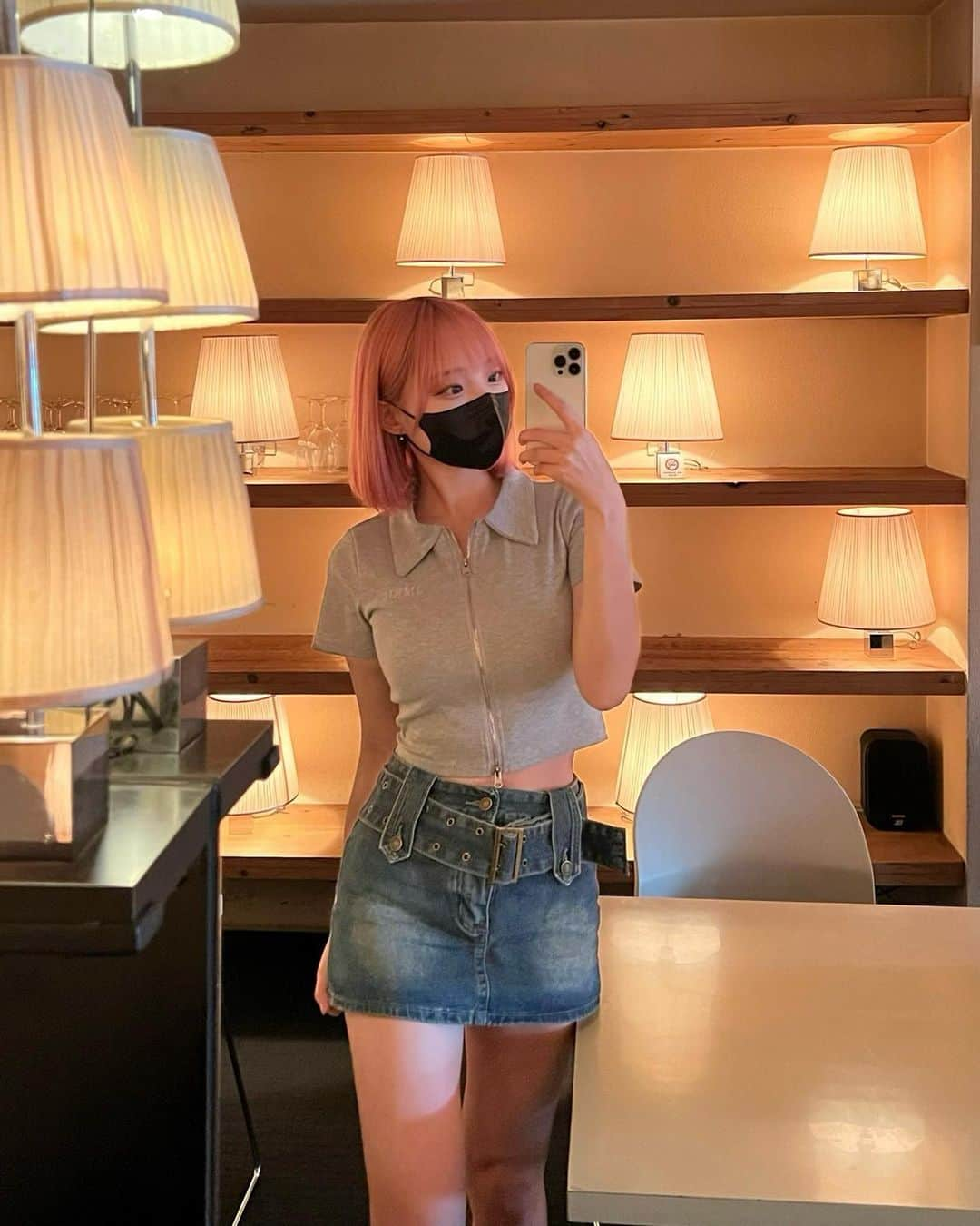 じゅんなさんのインスタグラム写真 - (じゅんなInstagram)「韓国系の服めっちゃ好き！  電気めっちゃ多いカフェ行ってきた 鏡越しで写真撮るの久しぶり〜  最近ハマってる映画とかドラマ教えて欲しい！！🥺🥺」7月24日 19時33分 - junnadayoo