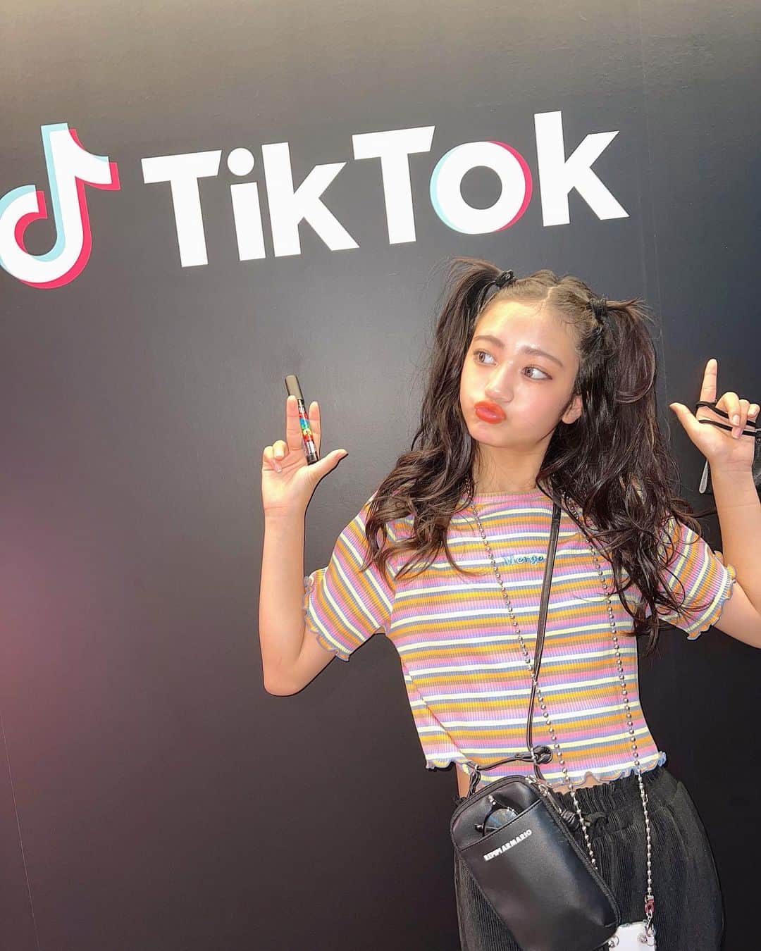 代田萌花のインスタグラム：「久々こちらで投稿♡たまには投稿♡  宮下パークにtiktokブースあるから行ってみた💜一丁前に書いてきた🤣記念にね！！🤣✌️✨🤣  @repipi_armario さまの お洋服着て記念にね👍😍✨  #宮下パーク#tiktok#tiktokブース#渋谷#記念#もちゅ#代田萌花」