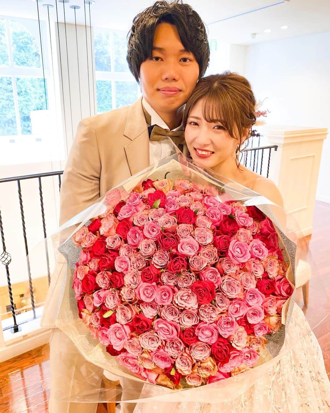 しほこさんのインスタグラム写真 - (しほこInstagram)「❤︎* ⁡ ⁡ サプライズローズ🌹 ⁡ ⁡ 144本の花束をサプライズで😳💓 花言葉『生まれ変わってもあなたを愛します』 ⁡ ⁡ サプライズあると思ってなかったから ビックリしすぎて反応薄かった🤦‍♀️💐笑 ⁡ ⁡ ⁡ #サプライズ #サプライズローズ #花束 #144本 #アニヴェルセル立川 #surprise #ロケーション撮影 #piahana #花嫁 #プレ花嫁 #卒花 #結婚式 #結婚準備 #前撮り #招待状 #ウェディング #ウェディングドレス #ウェディングブーケ #2022夏婚 #ちーむ0713 #美花嫁図鑑 #wedding #weddingparty #カップル #カップルフォト #couple #couplephoto #ウェルカムボード #ウェルカムスペース #20220713」7月24日 20時00分 - shihoko0922