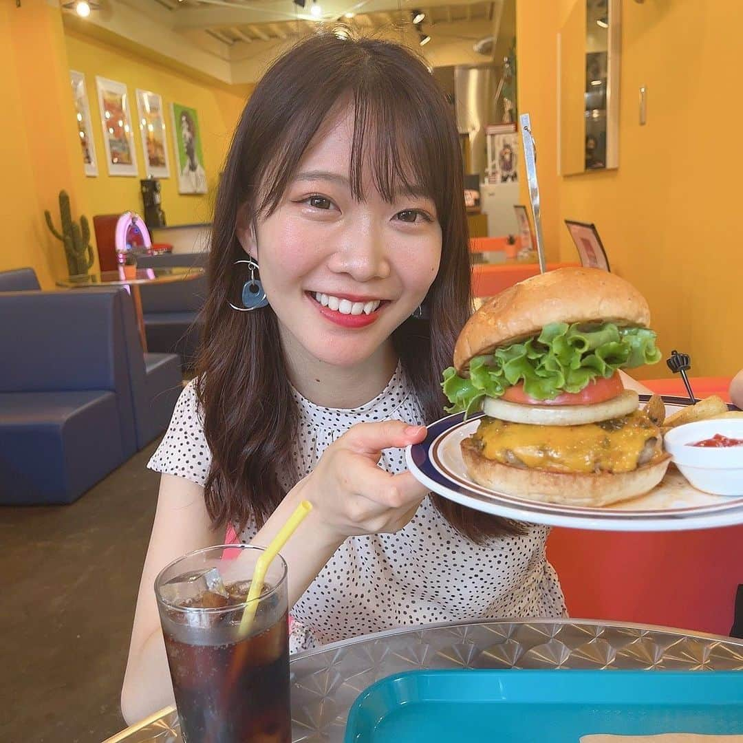 齋藤佳穂のインスタグラム：「' post🍔🥤  海外にきたみたいな雰囲気良すぎるカラフルな店内 @havana887___  へ  『 Havana Burger 』  📍京都　/  丸太町  ボリューム満点のバーガーセット🍔🥤♡  〜menu〜 ・CHEESE BURGER (チェダーチーズたっぷり) ・HOT CHILI BURGER (チーズのコクとピリッと辛いチリソースの贅沢バーガー) ・COLA  __________ 📍京都　　 京都市営地下鉄烏丸線 丸太町駅から徒歩約8分 京都市営バス「堀川丸太町」停留所から徒歩約4分 🕰10:00〜22:00 Clo…Wednesday  #京都 #京都グルメ #京都カフェ #京都ランチ #京都スイーツ #丸太町 #丸太町カフェ #kyoto #kyotocafe #hamburger #havanakyoto」