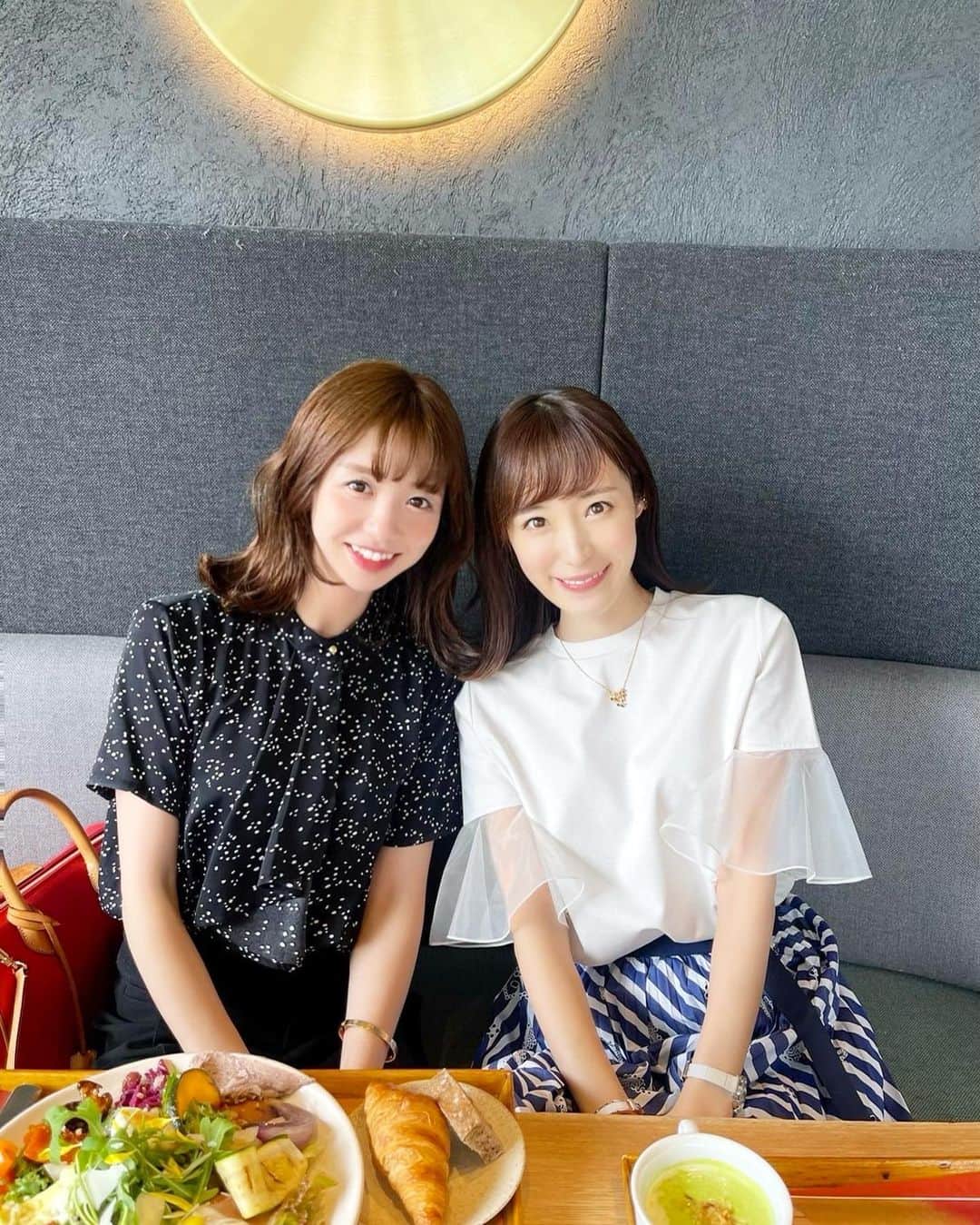小林真由のインスタグラム：「恒例になってきた綾夏との朝活🥐☕️ 束の間の朝時間、ゆっくり子育てのこと、最近の出来事話せるこの時間がとても幸せ。 ⁡ 久しぶりの渋谷は行く場所に迷ったけど、MIYASHITA PARKのホテルの朝食、ゆったりしてて居心地よかった😌 ⁡ ⁡ #ファッション #コーデ #ママコーデ #女の子ママ #男の子ママ #ママライフ #コーディネート #3歳 #1歳 #ベビー #二人育児 #朝活 #朝食 #モーニング #miyashitapark」