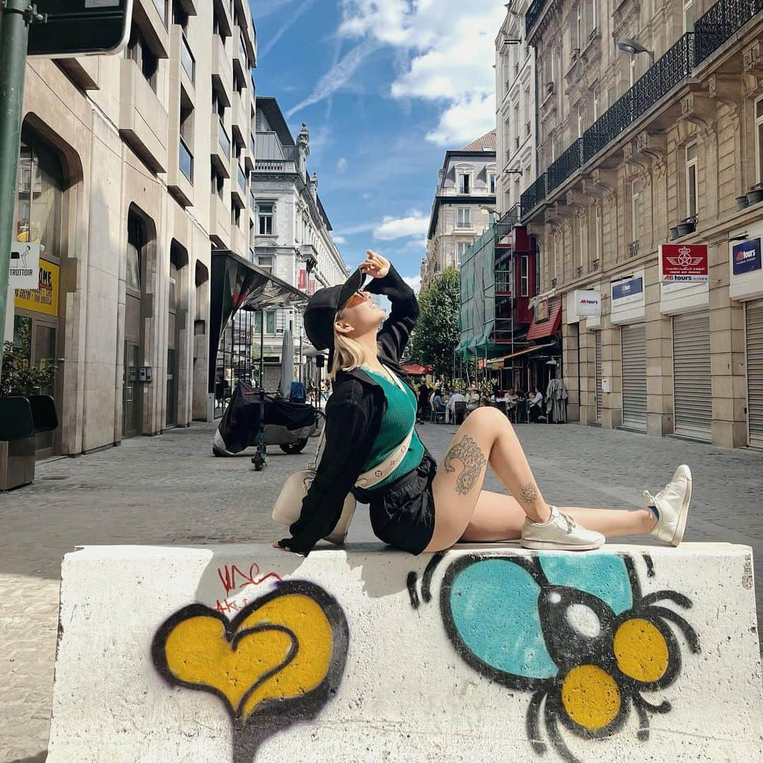 冴木エリカのインスタグラム：「⁡ ⁡ In Brussels 🇧🇪 I feel good when the weather is nice ⁡ 綺麗な空と太陽ですごく 好きな天候だった🙈 こういう日って気持ちも 明るくなる気がするんだ〜★★ ⁡ ⁡ ⁡ ⁡  #brussels #tomorrowland2022  #belgium #japanese #goodmemories  #happy #music #トゥモローランド」