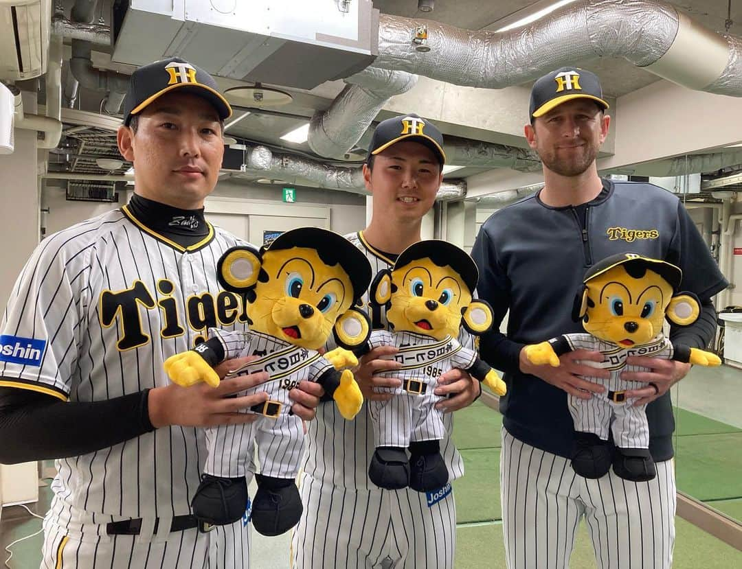 阪神タイガースさんのインスタグラム写真 - (阪神タイガースInstagram)「今日のヒーローはガンケル選手、浜地選手、岩崎選手です！ #今日のヒーロー  #ジョーガンケル 選手 #イツモアリガトウ  #浜地真澄 選手 #鮮度 の良いピッチング #岩崎優 選手 #勝つことができてよかったです  #阪神タイガース  #イチにカケル！」7月24日 21時03分 - hanshintigers_official