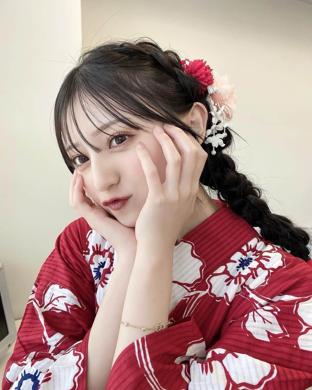 吉井美優のインスタグラム：「. 赤色の浴衣珍しい 🤳🏻💞  #浴衣」