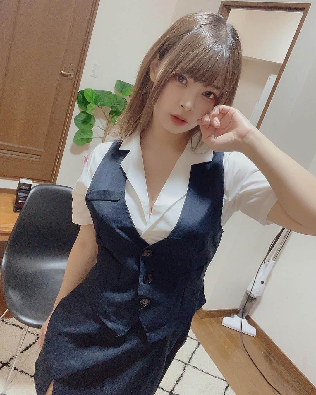 春野ゆこのインスタグラム：「撮影会でOLした♡ #OL #OLコス #コスプレ」