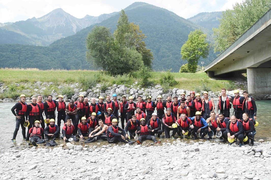 ステファノ・ストゥラーロのインスタグラム：「Team building 💪🏻 @genoacfcofficial #forzagenoa🔴🔵」