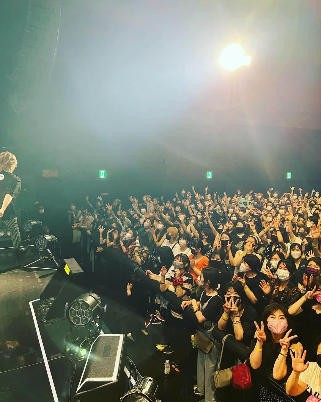 のインスタグラム：「#🎸   👍🏻イイ感じ 最高です🎉  ✌🏻またね〜  7/24 sun. Zepp Osaka Bayside DAY2  BUCK-TICK TOUR 2022  FISH TANK ✖️ LOVE & MEDIA PORTABLE ONLY LIVE  #zepposakabayside  #櫻井敦司 #ヤガミトール #樋口豊 #星野英彦 #今井寿 #imaihisashi #guitar #bucktick #bt #peace #✌🏻 #🌈🌈🌈🌈🌈🌈🌈 #アブラカダブラ #ABRACADABRA #🔮🙏🏻 #御守り」