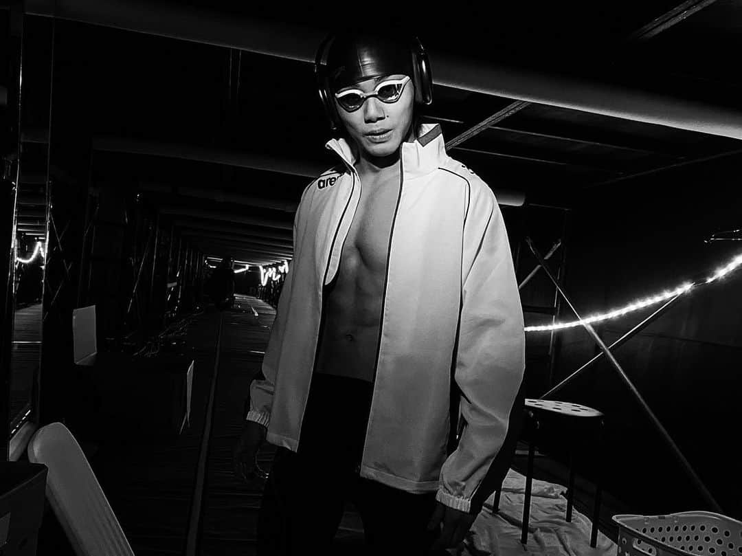 のインスタグラム：「BOT4日間、走り切りました🔥 お越しくださった皆様、応援してくださった皆様、本当にありがとうございました😭✨ 毎日違う項目があり、日々ワクワクとドキドキが止まらなかった4日間となりました✨ これは最終日の【水着バトル】の際にコーディネートしたものになります😂 昔は水泳選手だった僕。 これでもメドレーリレーではバタフライで関西代表選手を務めていました。笑 当時は見事に関西地方が優勝し、全国優勝となったんですが、その時の記憶が蘇りましたね😂笑 #水泳ガチ勢 #水泳関係のお仕事 #お待ちしております #1日中泳いでました」