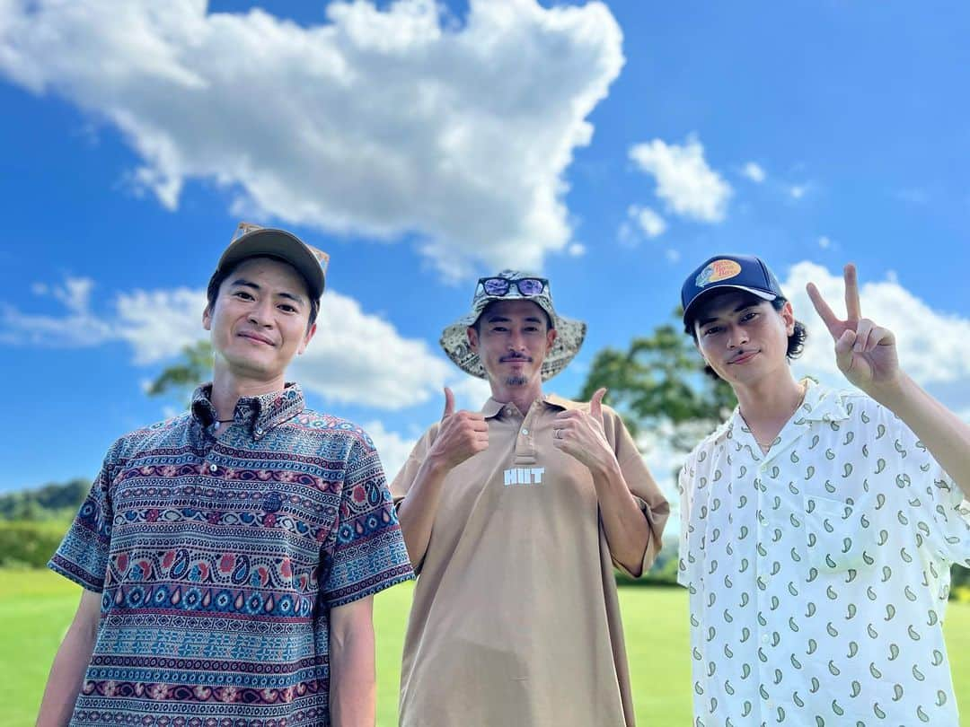 窪塚俊介のインスタグラム：「3兄弟ゴルフ⛳️ まさかこのメンツでラウンドする日が来るなんて(^^) ベストスコアも更新して、更にめちゃいい日に🌞やったぜ。 #ベルセルバ市原カントリークラブ」