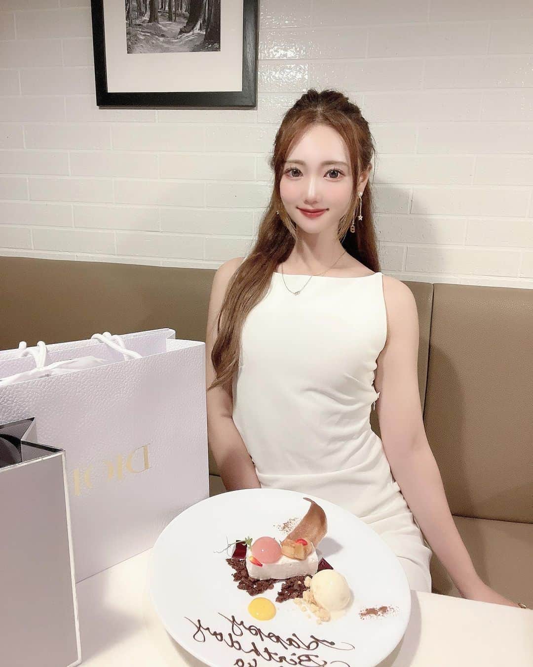 のインスタグラム：「BD Dinner🍽🥂  @maho_stagram__  @cham_pipi  @mayu_03pichu   の3人に素敵なDinner連れてって貰って その後も沢山お祝いしてくれた🥹💗  出会って1年！！皆のお誕生日が 回った事に感慨深い💭笑  大人になってからこんなに仲良くなれる 友達できる事って少ないよね！💭  仕事も一緒にできるしプライベートも両方これからもよろしくねっ♡らぶ」