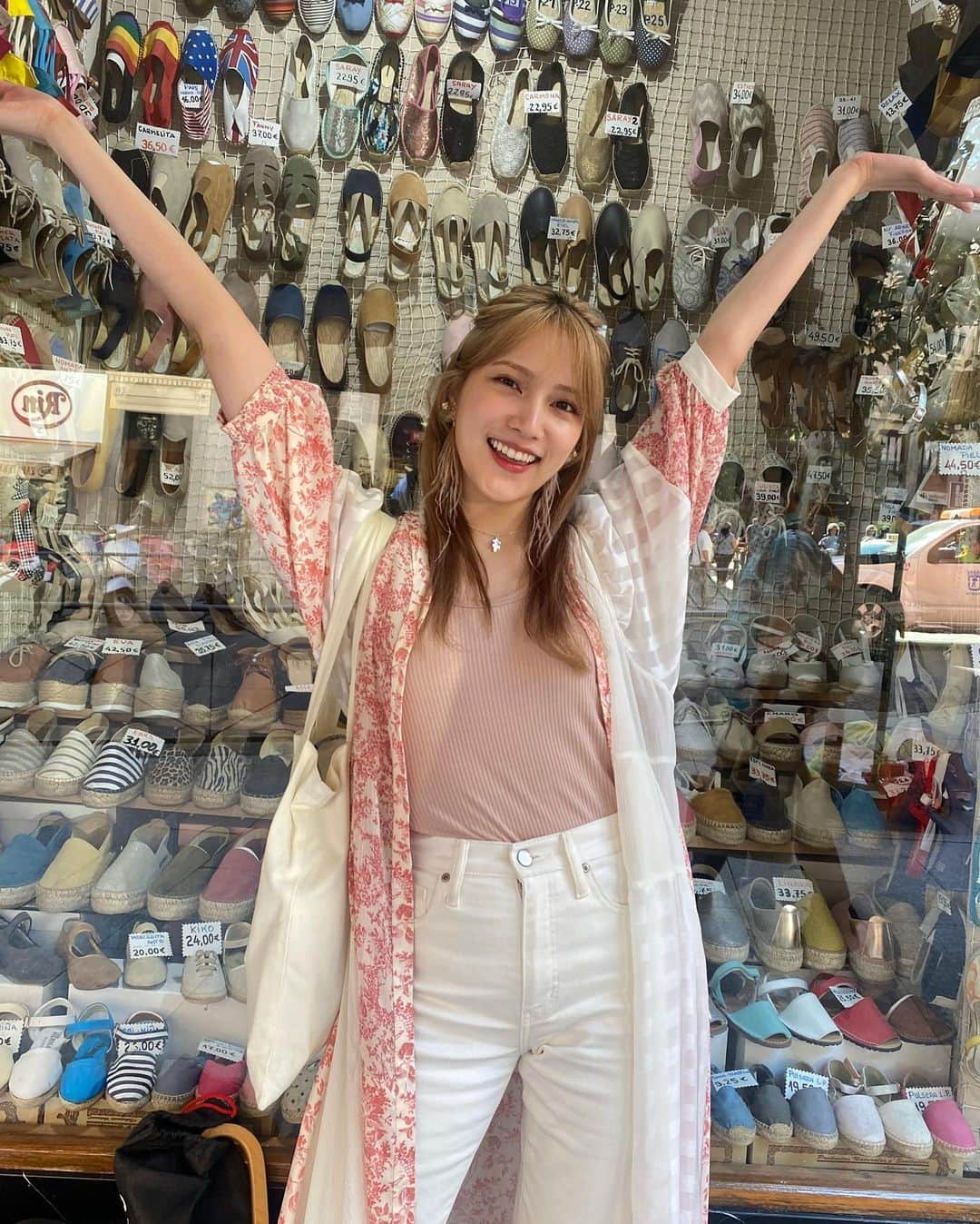 のインスタグラム：「エスパドリーユのお店📍Casa Hernanz は普段行列ができる人気店。観光客だけでなく地元の方も来ているみたい！私は朝早く行ったので2組待ちで入ることができました🫶🏻  色々と試着して決めたのが写真3枚目！ 早速そのあとのコルドバの旅で履きました🥰   ちなみにこのとき持っているバッグは、マドリード在住のTatianaさんが作っているsoletというブランドのもの。実店舗はないんだけどオンラインで購入できます☀️♡  そしてスペインと言ったらチュロス🥴 老舗の📍San Ginésにお邪魔しました。チョコラテにつけて食べるチュロス...歩き疲れた身体に沁みる〜  マドリードの旅はここまでです🥲 📍アトーチャ駅から新幹線に乗って次のコルドバへ向かいます！駅構内に植物園があったので思わず写真。  @gospain.jp #スペイン政府観光局 @casahernanz @soletofficial @chocosangines  #スペイン#spain #スペイン旅行 #visitspain #マドリード #madrid #エスパドリーユ #alpargatas #casahernanz #チュロス #churros #sangines #アトーチャ駅 #puertadeatocha」