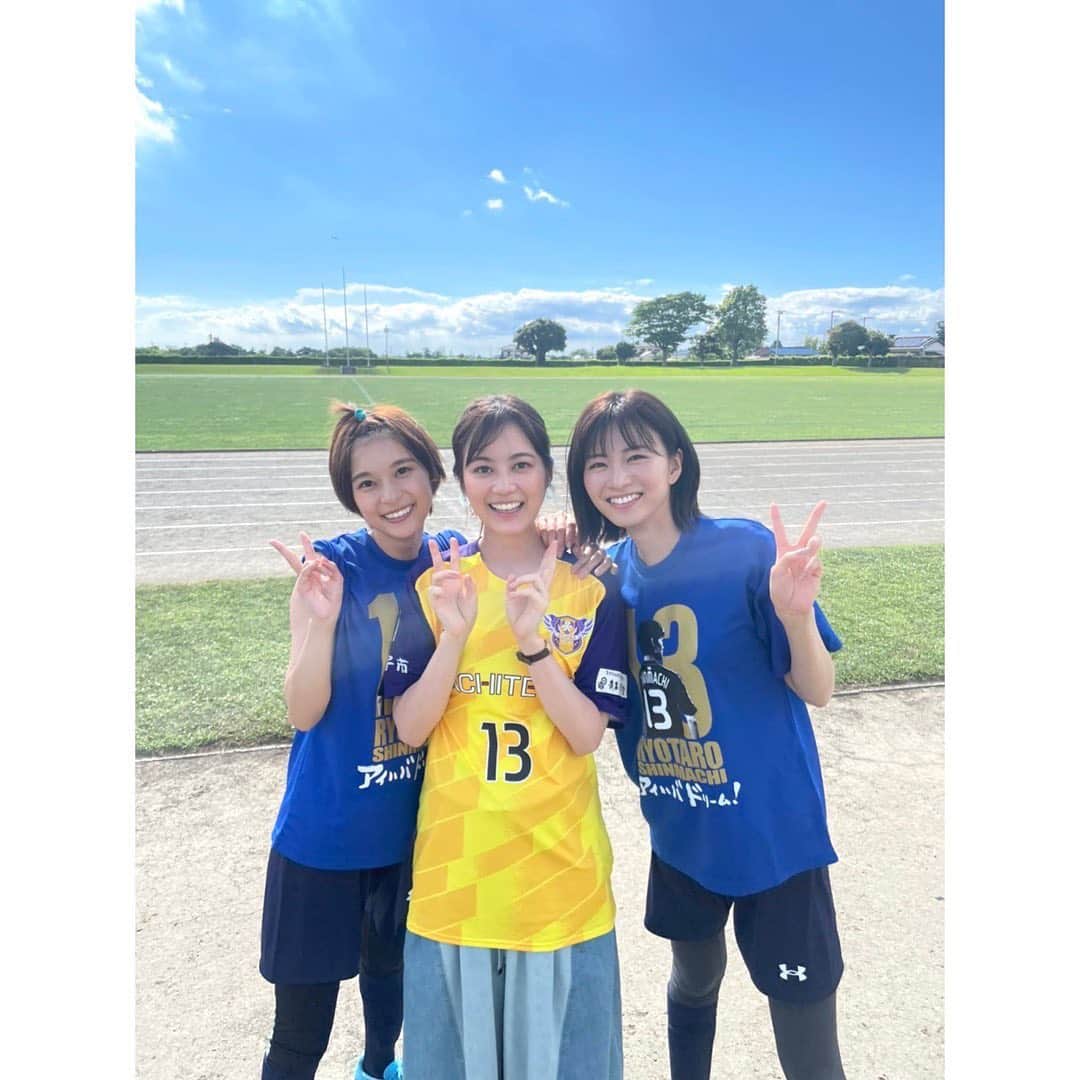 芳根京子のインスタグラム：「4話ありがとうございました！  みんなでわちゃわちゃサッカー 楽しくてグッときて最高だったな⚽️  やっと現場でいくちゃんに会えました☺️💗  そして安定のおさえさん。💗  #オールドルーキー」