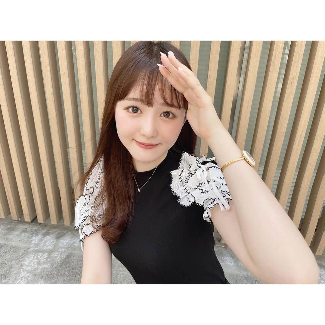 のインスタグラム：「猫っ毛すぎて、、 風で前髪消えちゃうからいつも抑えてます🐱 ⁡ ⁡ ちょっとメイク変えたんだけどどう？ ⁡ ⁡ ⁡ ⁡ ⁡ ⁡ #snidel#スナイデル #chusme#チューズミー#ベイビーブラウン」
