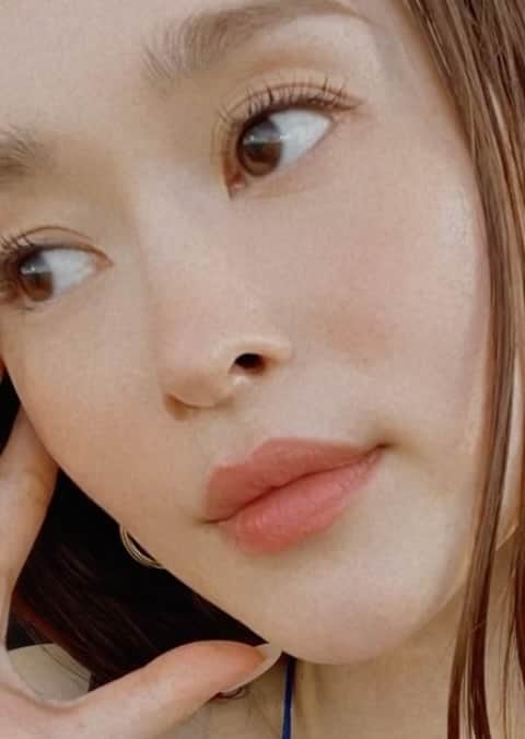 のインスタグラム：「みんなにどうしてもシェアしたかったまつ毛のおはなし♥︎ まつ毛パーマは、ダメージが伴うもので 施術直後は綺麗でも、月日が経つと毛先のチラつきとか乾燥でカクってなるのとか、もう、仕方ないものだと思っていたのに、今はもう、ならなくて、不思議〜って思ってアイリストさんに話したら「あ♥︎わかります？😍」って。 なにやら、その方が開発された商品を使うと、ダメージを抑えられるのだとか。 本当にずっとずっと綺麗なままなの。  美しい親友に紹介していただいたの。  お願いしているのは @cupido_eyelash の篠原さん✨ 篠原さんは、10年以上、まつ毛のお仕事をなさっていたけど、ダメージを知っているからこそ、施術メニューにまつ毛パーマを入れていなかったそう。  それで、例のものを開発できて、やっとまつ毛パーマもはじめたんだとか。  仕上がりのセンスを含め、技術、知識、素晴らしすぎるので感動して、シェアせずにはいられませんでした♥︎」