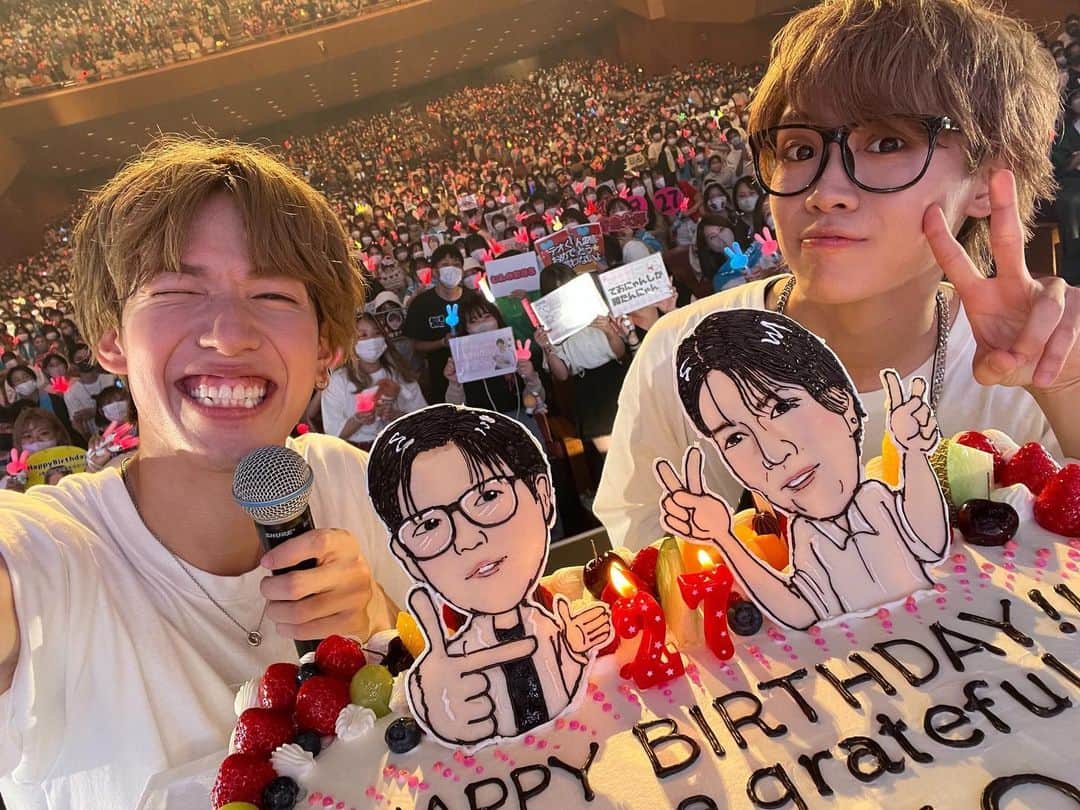 テオくんのインスタグラム：「27歳の誕生日は大阪のみんなと過ごしました🎊 誕生日おめでとうソングのサプライズ最高に嬉しかったです😆✨ みんなからの寄せ書きも本当にありがとう😊💓 27歳も自由に楽しんでいきたいと思います🕊」