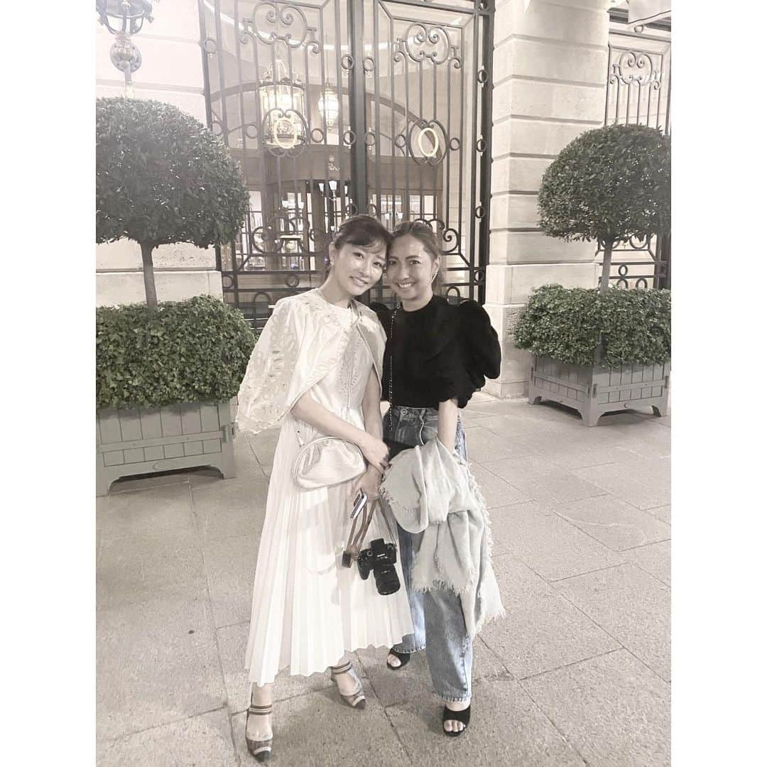 石井美保さんのインスタグラム写真 - (石井美保Instagram)「さっちゃんとは偶然Parisでも会えた奇跡。真夜中のリッツ前。Paris滞在中は1日16000歩ぐらい歩いていた私、顔テカテカやん。これは艶ではなくテカリです😂」7月24日 23時06分 - miho_ishii