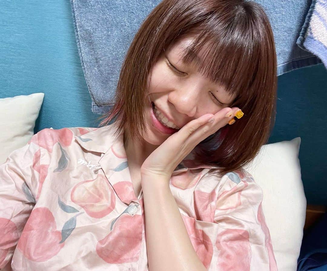 ぱいぱいでか美のインスタグラム：「よく寝てよく食べる！夏対策！ . 結局それが一番大事っぽい。 水分塩分補給も当然やってこうなー！ 最近お家ではジェラピケの桃パジャマ着てます🍑 パジャマ姿なんか恥ずかしくて載せそびれてたんだけど 繭さん @mayumayu1008 からもらった大事なパジャマなので やっぱ自慢させてください✨笑 部屋可愛くして撮ろうか悩んだけど リアルを見せるべくタオル干してある前で撮影😂 . #でか美ちゃん #桃 #パジャマ #gelatopique #ジェラピケ」
