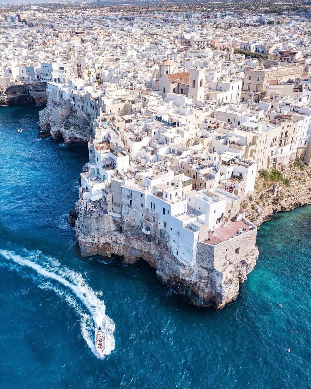 Architecture - Housesのインスタグラム：「Puglia🇮🇹 an Italian region bathed by two seas, some of which are Unesco World Heritage Sites. A paradisiacal place worth visiting. What do you think?👇  1. @pinkines  2. @pinkines  3. @world_walkerz  4. @pinkines  5. @pinkines  6. @pinkines  7. @pinkines  8. @pinkines  9. @pinkines  10. @michelangelodevincentis   _____ #architecturehunter #architectureanddesign #amazingarchitecture #arqlovers #interiordesignphotography #arquitecturamoderna #architecturedesign #architecturedaily #architecturephoto #lookingup_architecture #architecturephotography #architecture #architect #engineering」