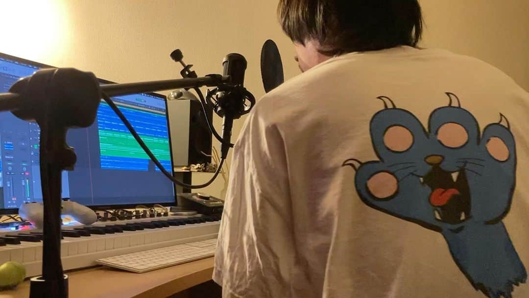 フジムラのインスタグラム：「また歳とってしまった！ 僕は永遠の18歳で居たいのでこれ以上時が進むの勘弁願いたいデス。 研究機関の皆様、コールドスリープさせていただきたいので是非ともモルモットにしてください！ 危うく間違えて隣人にAirdropで送ってしまうところでした。ヒェ〜  以上！これからも宜しく！」