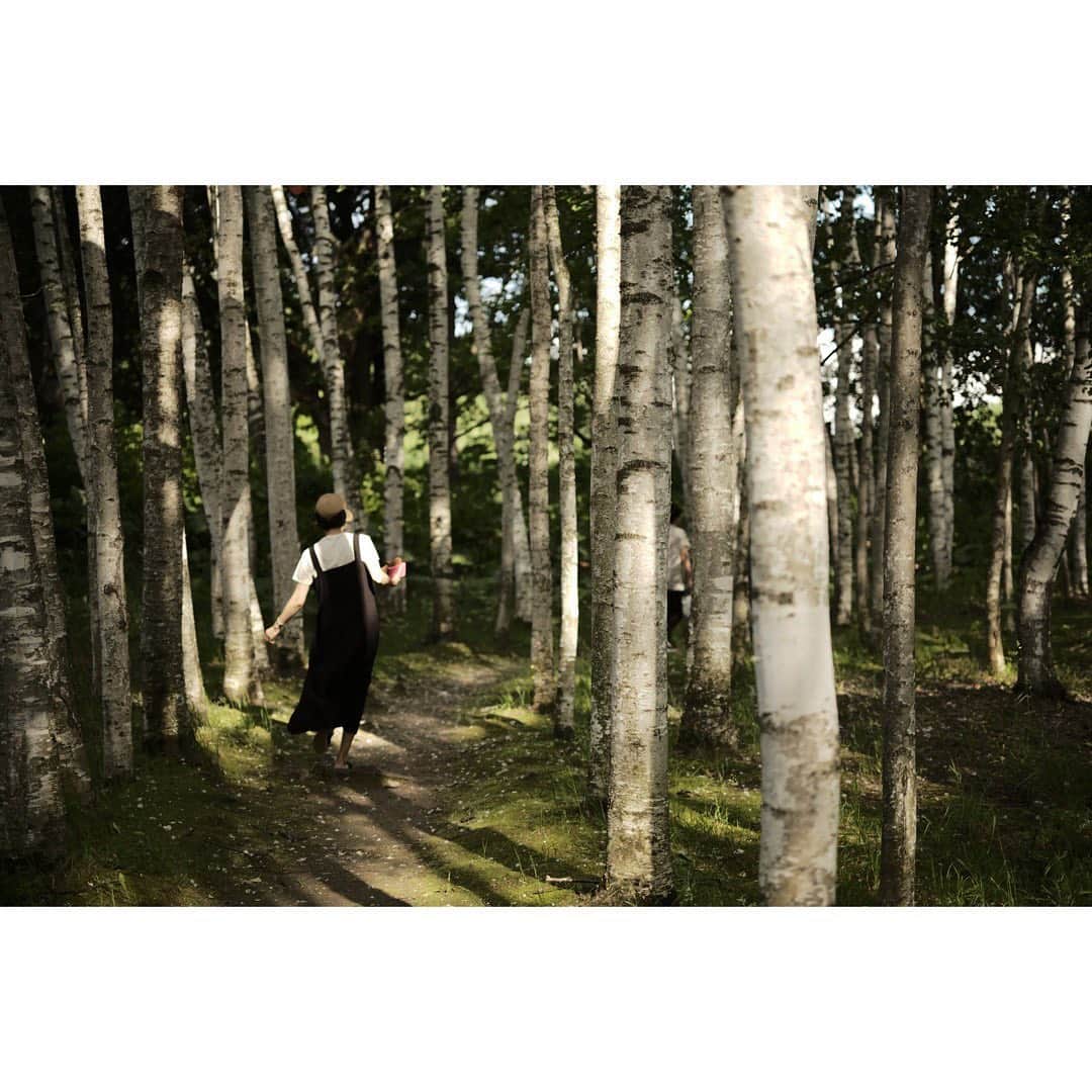 柴咲コウのインスタグラム：「歌手活動としては20周年を迎えた(ようです)。  日々、あまりにさまざまなことがあり、 時折心が追いつかないけれど。 全てを糧にし、これからも聴いてくださる皆さんの心に柔らかな灯りがともるように、想いを歌に乗せて、 捧げていきたいと思います。  #20周年 #一人夜更けに #祈り #原点回帰」