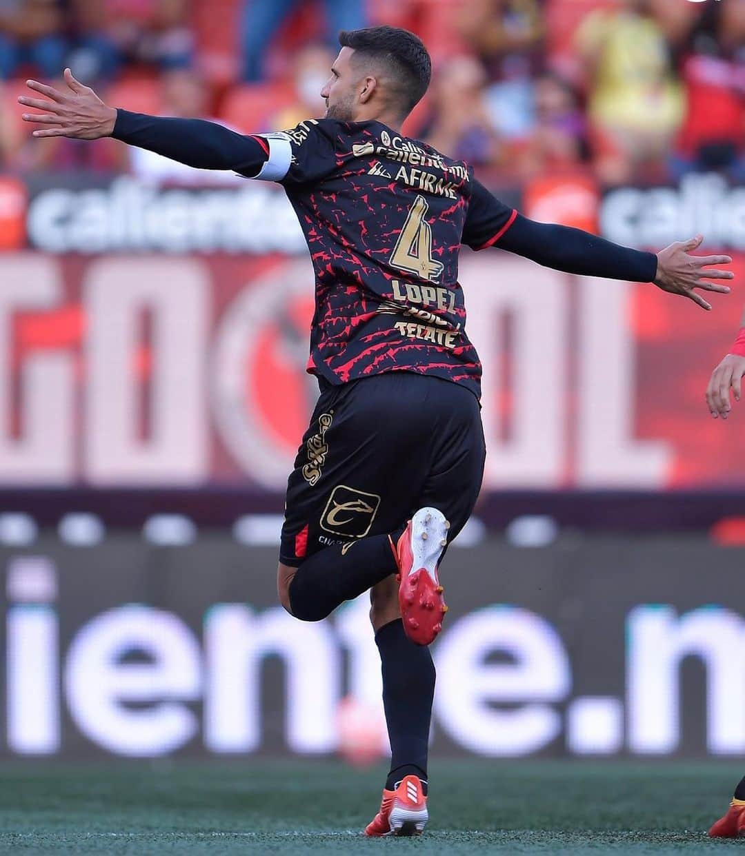 リサンドロ・ロペスのインスタグラム：「FELIZ por volver a Convertir, por volver a jugar y por poder ayudar a mis compañeros a Ganar. Excelente trabajo de todo el equipo!! 3 puntos importantísimos. Vamos por mas @xolos   📷 @charlyhere17」