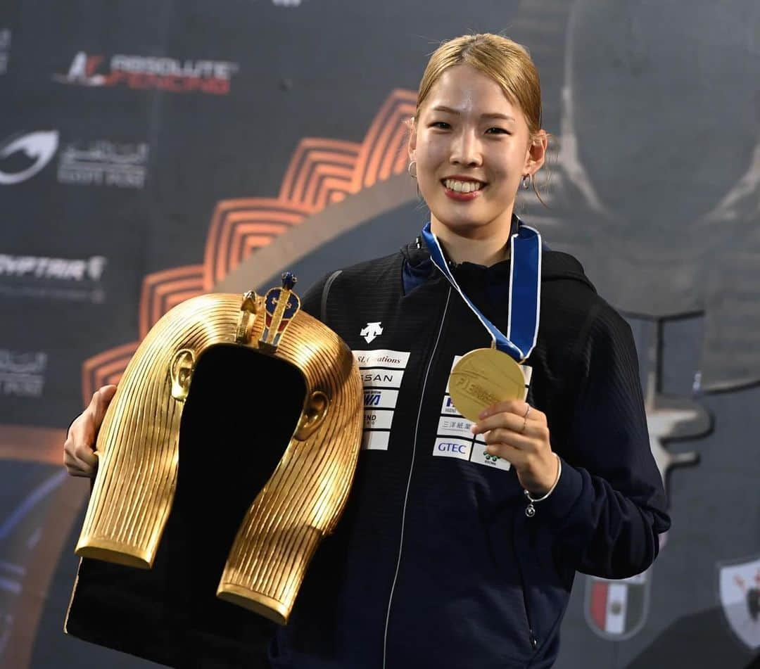 江村美咲のインスタグラム：「世界選手権大会🇪🇬 個人戦:優勝🥇/団体戦:3位🥉 ⁡ 過去最高のシーズンの締めくくりとなりました…。 数年前の自分には想像もできなかったと思います。 ⁡ このシーズンが始まってから、海外遠征や合宿がほとんどで、その間にも色々なことがあって、心身共にギリギリの状態で戦っていた事もありました。 ⁡ 家族やチームメイトの支え、皆様からの応援があったから最後まで踏ん張れたと思います。 本当に本当にありがとうございました!!!!!!🥲🫶🏻 ⁡ みんなで勝ち取ったメダル、本当に嬉しいです😭 ⁡ 一度リフレッシュして、来シーズンは今以上に進化した日本チームでまた挑みましょう✊🏻🇯🇵 本っっ当にお疲れ様でした👏🏻 ⁡ これから日本に帰国します✈︎ ⁡  📷 @augusto280766  @bizziteamofficial @fencing_fie  ⁡ 個人スポンサー▽ #立飛ホールディングス #エアウォーター #オリエンタル酵母工業 #明治安田生命 #日の丸交通 #eurekadiamondsjapan ⁡ 協会スポンサー▽ #JAL #NISSAN #SLcreations #キンライサー #KOWA #やまや #長谷工グループ #トレンドマイクロ #三洋紙業  #デサント #GTEC #協和発酵バイオ  #プロパティーエージェント #共同カイテック #うなぎ四代目菊川 ⁡ #フェンシング#𝖿𝖾𝗇𝖼𝗂𝗇𝗀#アスリート#𝖺𝗍𝗁𝗅𝖾𝗍𝖾#スポーツ#𝗌𝗉𝗈𝗋𝗍𝗌」