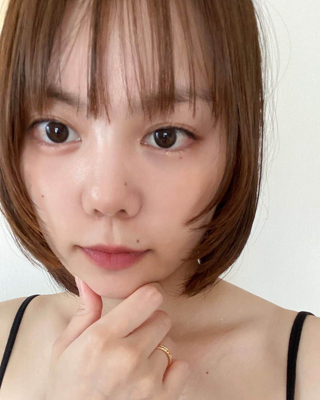 菅原紗由理のインスタグラム：「✂︎✂︎✂︎  湿度のせいにしてた、 重たく広がる毛先。  痛みが原因だったようで、笑 トリートメントしてもらいつつ カット！！✂︎  「👶🏻も連れてきて大丈夫だよ〜」 と言ってもらえて、助かった。。 (岡崎さんありがとう)  出産後は時間との勝負みたいな場面が多く、 ヘアケアとは遠く離れて過ごしておったので トリートメントとても感激。。  以前からヘアメイクをしていただくなど、 お世話になっていて、 二児のパパということもあって、 子育てについてもいろいろと教えてもらった。  再び髪伸ばしたいんだけど、 短い方が乾かすのが楽なんだよなぁ。 でもオシャレは楽しみたいし……  を、含めたヘアー。笑  (ほわほわ毛気になる)」
