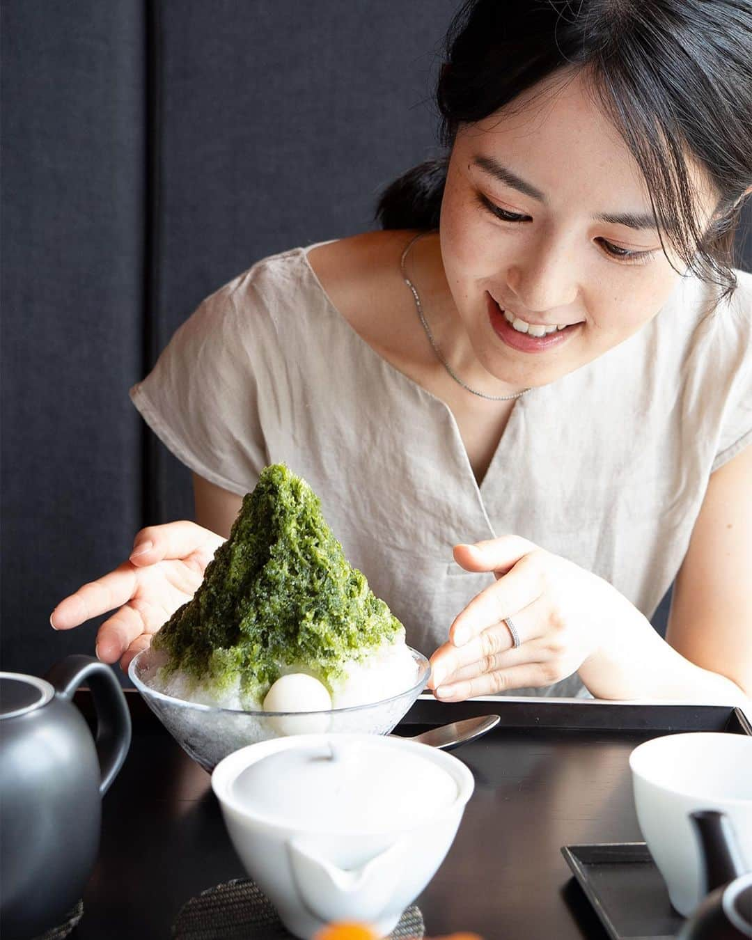 眞仲里奈さんのインスタグラム写真 - (眞仲里奈Instagram)「友達とかき氷食べに行ったら、思いがけず旅行雑誌のような写真を撮ってもらったー☺️笑  📷: @houses_tokyo  ありがとう☺️  運良くラグジュアリーな半個室に案内していただき、贅沢な時間でした🍧 宇治金時(これでも小サイズ)、本当に美味しかった🍵」8月8日 21時03分 - rina.manaka