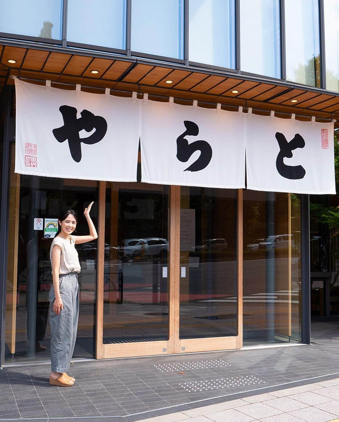 眞仲里奈さんのインスタグラム写真 - (眞仲里奈Instagram)「友達とかき氷食べに行ったら、思いがけず旅行雑誌のような写真を撮ってもらったー☺️笑  📷: @houses_tokyo  ありがとう☺️  運良くラグジュアリーな半個室に案内していただき、贅沢な時間でした🍧 宇治金時(これでも小サイズ)、本当に美味しかった🍵」8月8日 21時03分 - rina.manaka