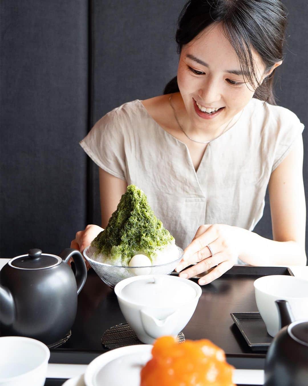眞仲里奈のインスタグラム：「友達とかき氷食べに行ったら、思いがけず旅行雑誌のような写真を撮ってもらったー☺️笑  📷: @houses_tokyo  ありがとう☺️  運良くラグジュアリーな半個室に案内していただき、贅沢な時間でした🍧 宇治金時(これでも小サイズ)、本当に美味しかった🍵」