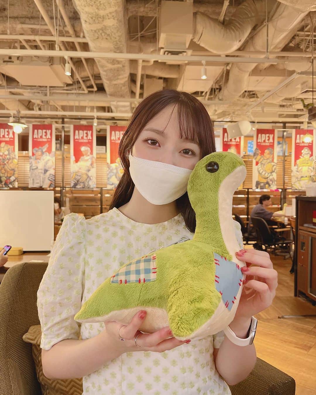 のインスタグラム：「念願の#ネッシーカフェ ❤︎  あえてネッシーカラーのワンピースきたよ🫶🏻  デカデカネッシーはお触り禁止だったから写真に収めてきた👏🏻」