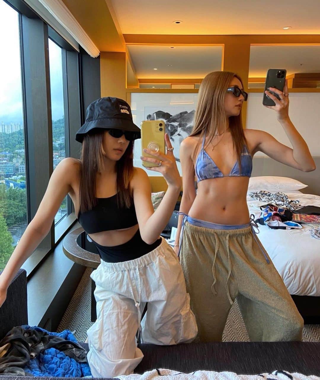 パク・ソラのインスタグラム：「폭우도 우린 못막지⛈⛈⛈」
