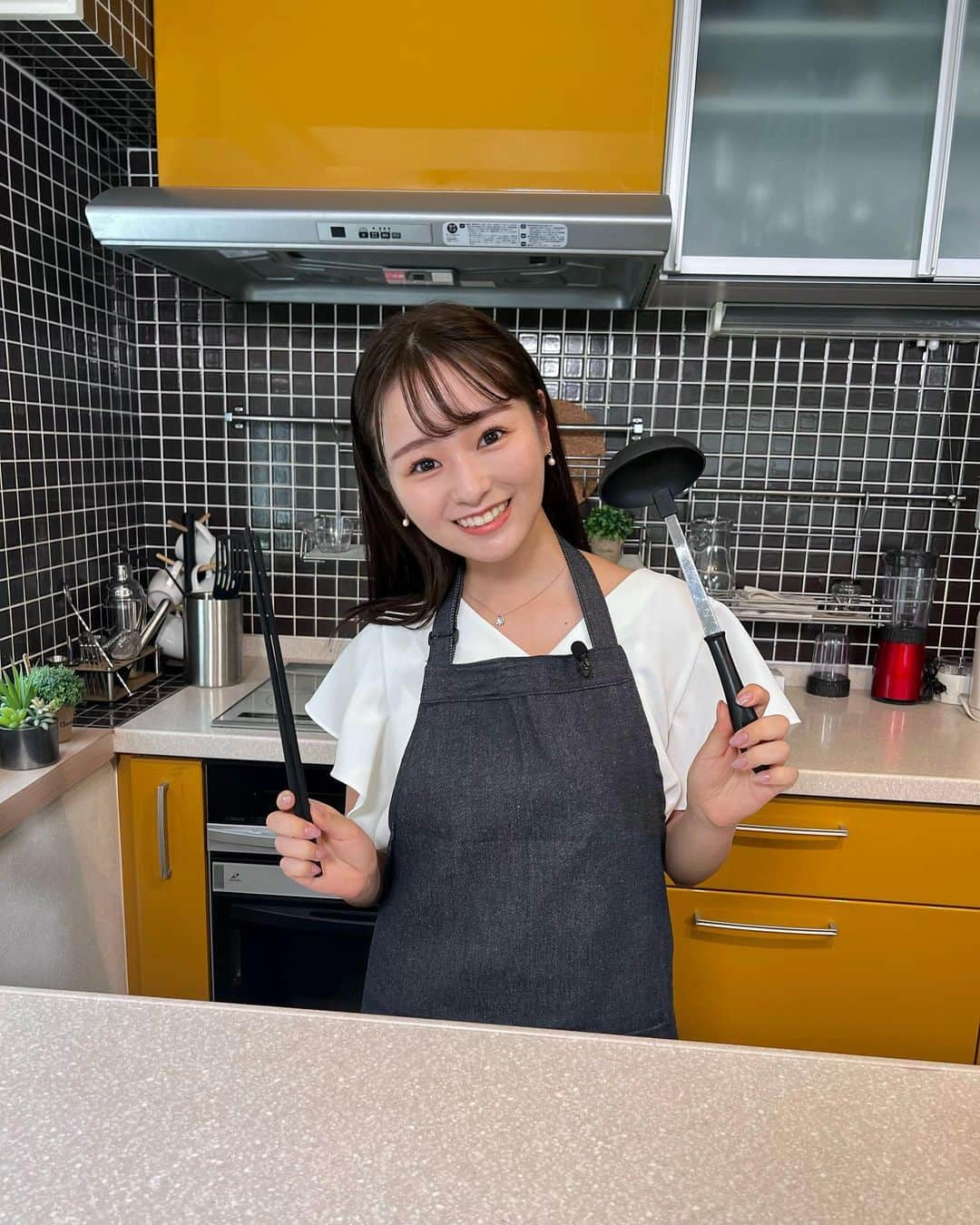 奥原ゆきのさんのインスタグラム写真 - (奥原ゆきのInstagram)「先週のめざましテレビ シェアトピ学生リポーターを担当させていただきました😊 予告していなかったにも関わらず、沢山DMを頂き嬉しかったです✨ .  写真は3coinsの便利グッズ撮影の時のです📷 ちなみに、紹介した「機能付き抗菌まな板」私も使ってます。多機能なので一人暮らしの方など特におすすめですよ〜😌 . . #めざましテレビ #セントフォース #女子大生 #リポーター #女子大生の日常 #エプロン #キッチングッズ #3coins #便利グッズ」8月8日 21時36分 - yukino_okuhara