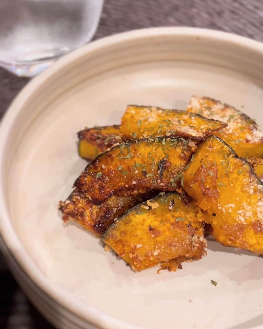 のインスタグラム：「南瓜のバターハニー🎃🍯 オクラの豚バラ巻き  チーズも一緒に🧀」