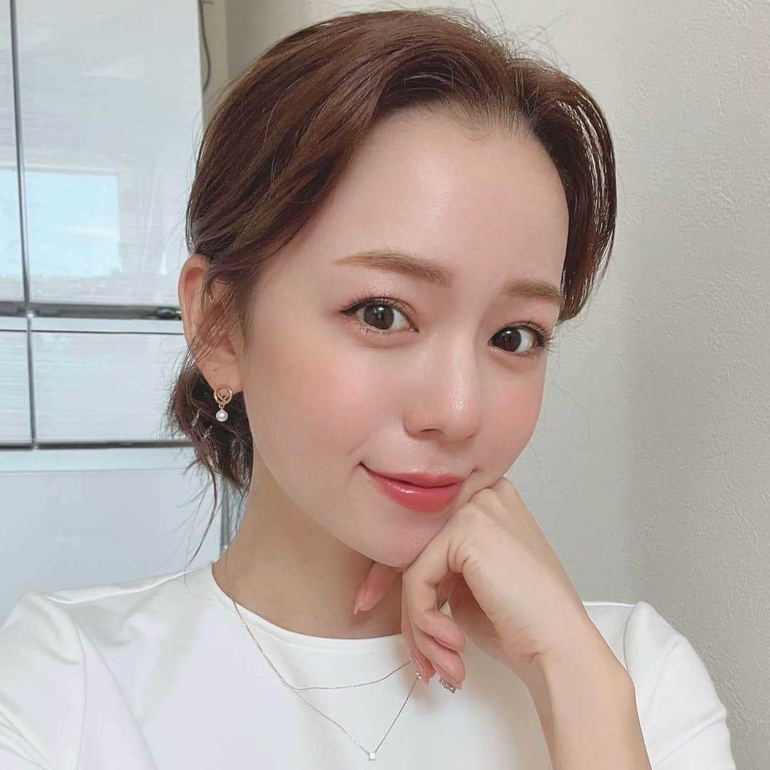 のインスタグラム：「私が愛してやまないマスカラ、ファシオのパーマネントカール マスカラ🥰  この日はボリュームタイプのブラックを使ってメイクしました！  スッと軽い付け心地で繊細に伸びて、 綺麗にセパレートしてくれるので  最近ハマってる大人っぽいピンクメイクにピッタリなの💄  ビューラーでしっかりまつ毛を上げて、根本から細かく左右に動かし、 毛先の手前でスッと力を抜くようにマスカラを塗ると  綺麗な扇型にまつ毛が広がります☺️ ウォータープルーフだから夏のこの時期にピッタリ✨  そしてファシオからまつ毛美容液ラッシュ リペア セラムも7月16日より発売されます♡  まつ毛だけでなくまぶたの保湿にも使えたり、  まつ毛だけでなくまぶたの保湿にも使えるのは嬉しい🙆‍♀️  #fasio_pr」