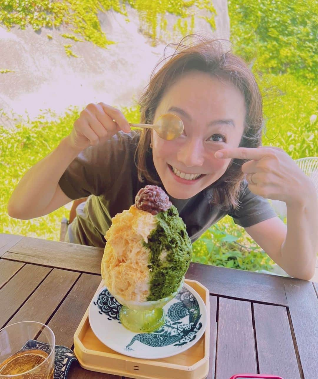 木佐彩子のインスタグラム：「Summer🍧🍧🍧  ご無沙汰しております😅  夏休みらしいショットを🤙  バタバタしており😅あまり夏休みモードになっていないのですが、時間を見つけて今年初のかき氷🍧に何とか辿り着きましたぁぁぁ🤩🤩🤩 抹茶小倉練乳かき氷‼️私の大好物ばかり🤩🤩🤩感動の美味しさで　何故か眼科ポーズ😂😂😂  誤算だったのは🙄夏を感じたくて外のテーブルで食べたので3分くらいでみるみる溶けてしまい抹茶ドリンクに変身してしまいましたぁ🤣🤣🤣  美しい物や美味しい物は儚いんですね😝😝😝  父が旅立って🌈2ヶ月… 娘　良く食べ、良く寝て元気でやってまーす👍👍👍」