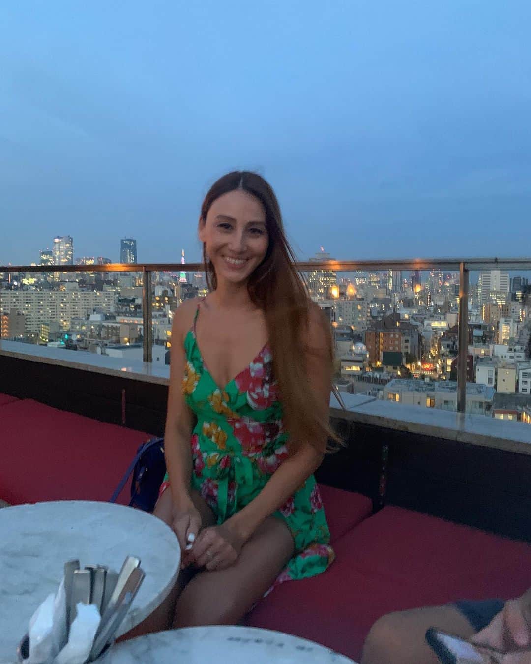 道端カレンのインスタグラム：「リランの15歳のお誕生日🎂🎁🎉 家族でdinnerしてきました💓 あっという間に大きくなっていく子どもたち、、、 成長が嬉しいですが、寂しかったりも😭🥹  #happybirthday  #family  #いろんな経験をしてね」