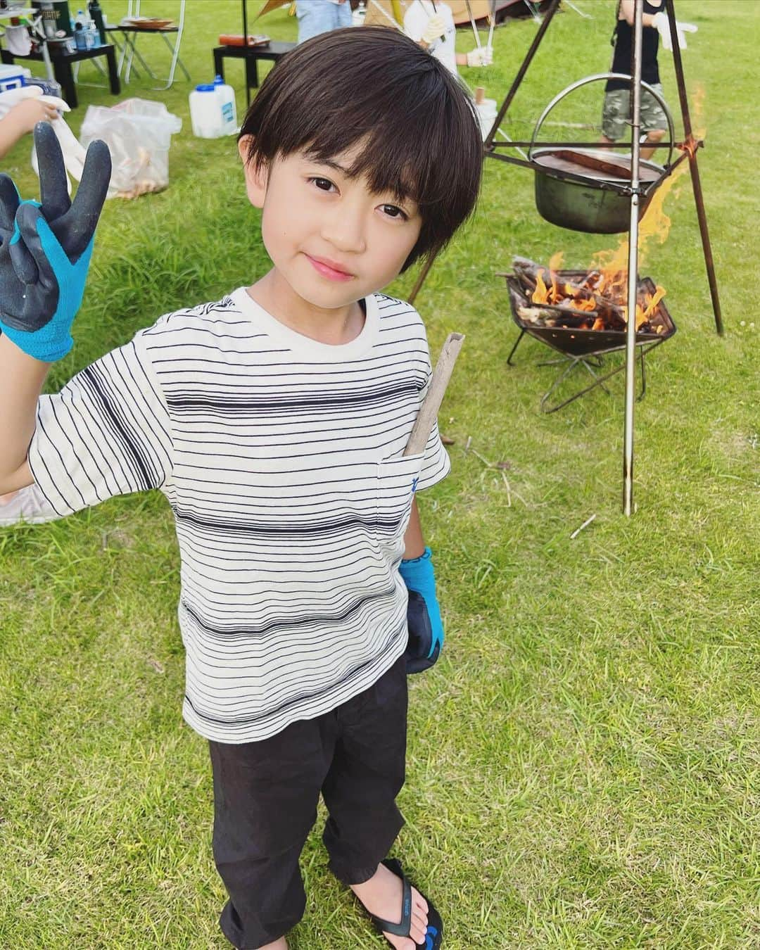 ryo0809appleさんのインスタグラム写真 - (ryo0809appleInstagram)「Memories of Summer Vacation in July * * * 小2の夏休みは、いつもお世話になってる @sense_of_nature_jp のキャンプからスタート！ 今回は親子キャンプだったので、私も一緒に参加させてもらったけど、小学生の時以来のテント泊は思ってた以上に快適で楽しい❗️ 学校の仲良しのお友達と一緒で、終始全力で遊んでたから最終日後半は電池切れしてたけど😂 普段参加してる子どもキャンプでのレオが垣間見れたし、私も色んな体験が新鮮で、リフレッシュさせて貰えて充実の1泊2日でした🏕 * * そして、7月最後の週末は、学校の仲良しの女の子友達と夜須高原へ。 これまた小学校の林間学校以来の懐かしの場所😂 遊具も水遊びも出来て、体力有り余ってる子ども達にピッタリでした😁 * * * 8月に入り夏休みも後半戦。 ガンバルゾー💪🏼 * * * #memoriesofsummer  #summervacation  #小2男子  #夏休み #宿題まだ終わってない  #instakids」8月8日 13時13分 - ryo0809apple