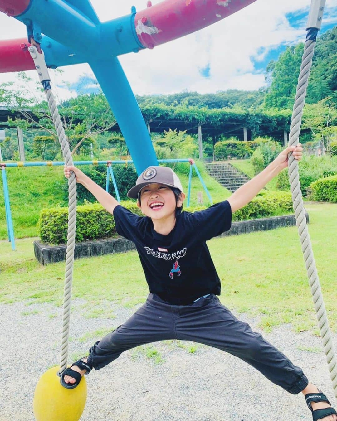 ryo0809appleさんのインスタグラム写真 - (ryo0809appleInstagram)「Memories of Summer Vacation in July * * * 小2の夏休みは、いつもお世話になってる @sense_of_nature_jp のキャンプからスタート！ 今回は親子キャンプだったので、私も一緒に参加させてもらったけど、小学生の時以来のテント泊は思ってた以上に快適で楽しい❗️ 学校の仲良しのお友達と一緒で、終始全力で遊んでたから最終日後半は電池切れしてたけど😂 普段参加してる子どもキャンプでのレオが垣間見れたし、私も色んな体験が新鮮で、リフレッシュさせて貰えて充実の1泊2日でした🏕 * * そして、7月最後の週末は、学校の仲良しの女の子友達と夜須高原へ。 これまた小学校の林間学校以来の懐かしの場所😂 遊具も水遊びも出来て、体力有り余ってる子ども達にピッタリでした😁 * * * 8月に入り夏休みも後半戦。 ガンバルゾー💪🏼 * * * #memoriesofsummer  #summervacation  #小2男子  #夏休み #宿題まだ終わってない  #instakids」8月8日 13時13分 - ryo0809apple